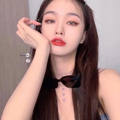 举杯畅饮的姐姐们